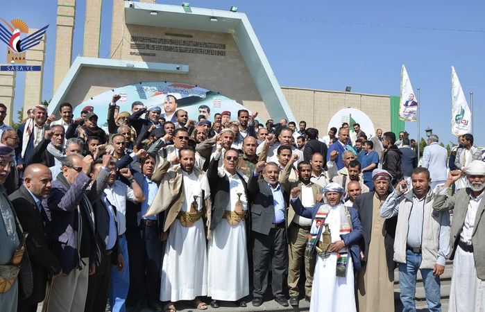 قيادات وزارة الإعلام والمؤسسات التابعة لها تزور أضرحة الشهداء الصماد والرهوي والغماري