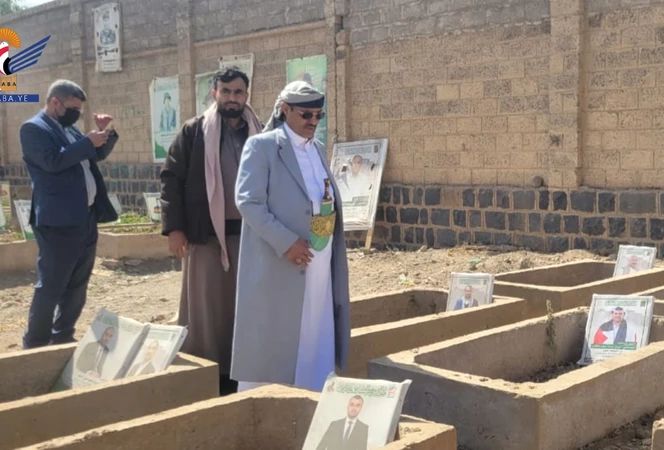 السامعي يزور أضرحة شهداء العاشر من سبتمبر من الصحفيين والإعلاميين