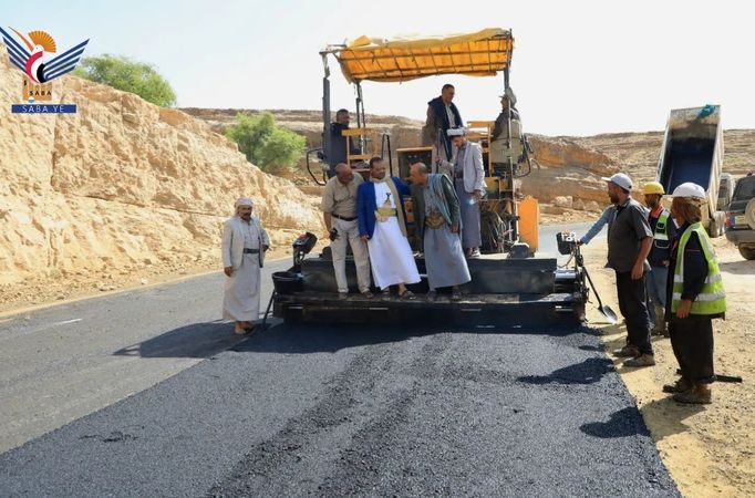 محافظ صعدة يطلع على سير العمل في مشروع شق وسفلتة خط دماج - آل سالم