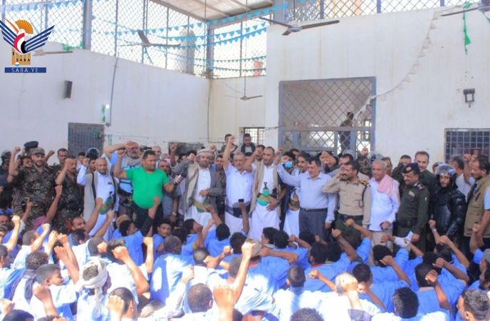 لجنة معالجة قضايا السجون تفرج عن 108 سجناء من الحديدة بمناسبة جمعة رجب