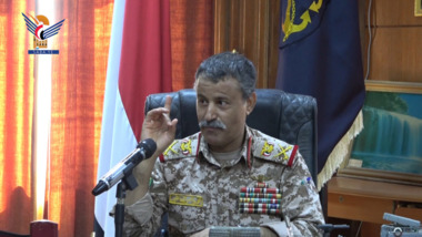 وزير الدفاع :اليمن قيادة وشعباً وجيشاً وجغرافية أقوى وأشد من أن تهزه غارات أمريكا وبريطانيا وإسرائيل