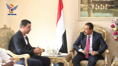 وزير الخارجية يلتقي مدير مكتب منظمة العون المباشر بصنعاء