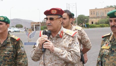 وزير الدفاع يطلع على جاهزية اللواءين 17 مشاة و170 دفاع جوي بتعز