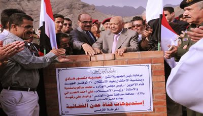 رئيس الوزراء يضع حجر الأساس لمشروع مجمع إذاعة وتلفزيون عدن