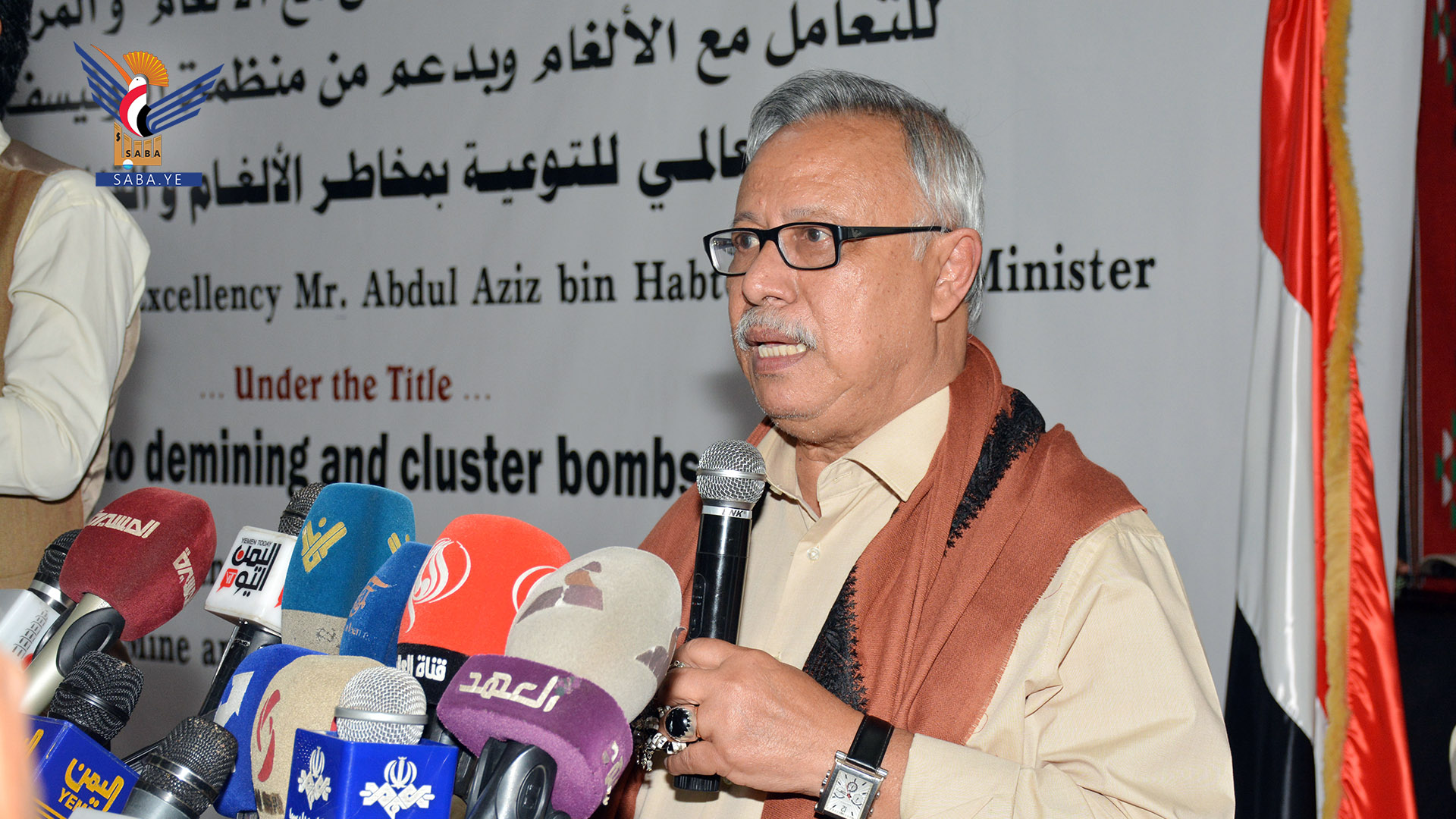 رئيس الوزراء يؤكد أن العدوان فاقم من مشكلة الألغام التي يعاني منها الشعب اليمني
