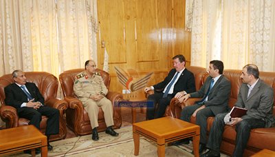 وزيرا الدفاع والداخلية يلتقيان المدير العام للشركة اليمنية للغاز الطبيعي المسال