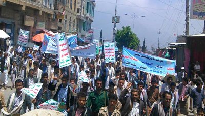 مسيرة حاشدة بمحافظة حجة استنكارا لاستمرار العدوان ورفضا للتواجد الامريكي في اليمن