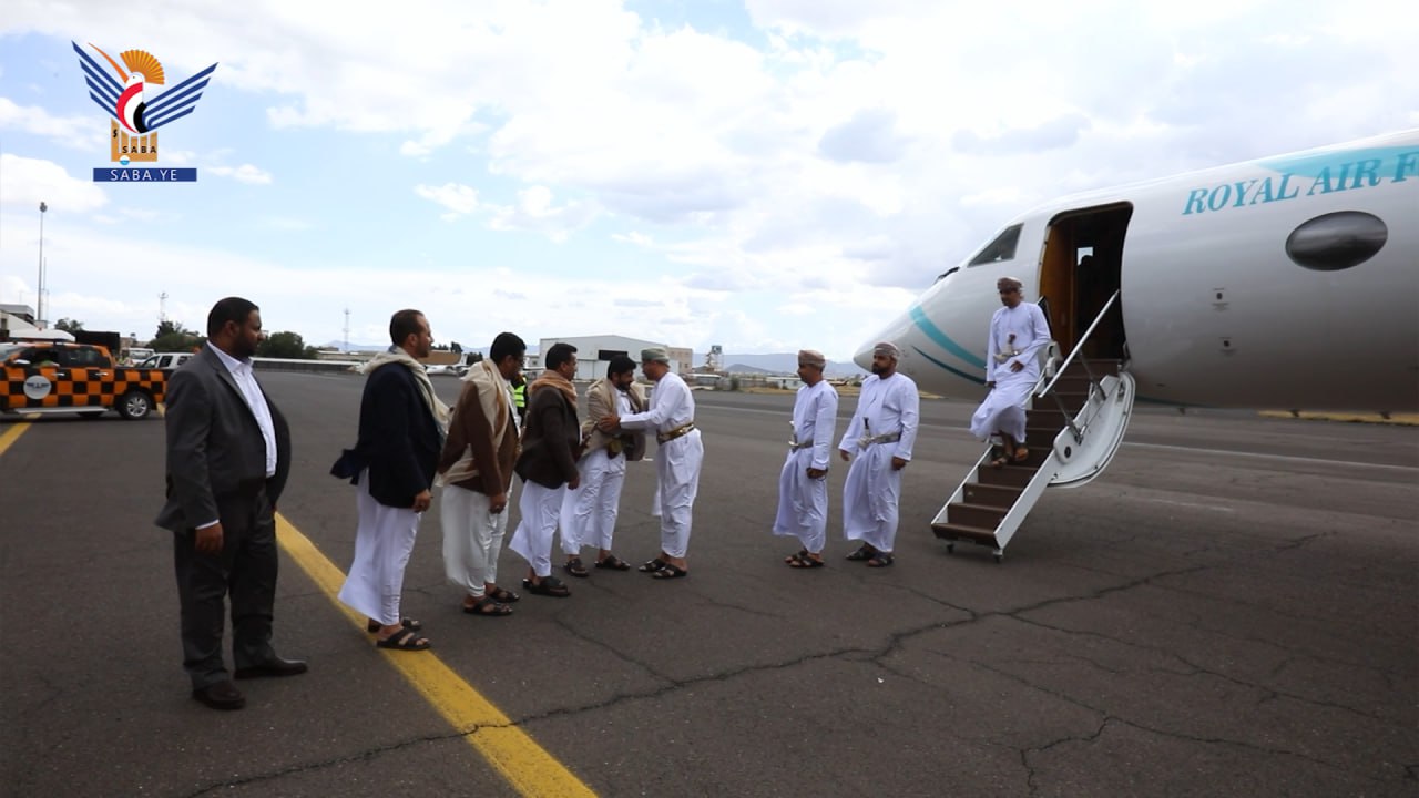 الوفد العُماني يصل إلى مطار صنعاء برفقة رئيس الوفد الوطني