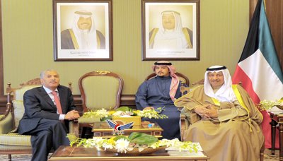 رئيس الوزراء الكويتي يؤكد لدى لقائه وزير الخارجية حرص بلاده على مواصلة دعمها لليمن