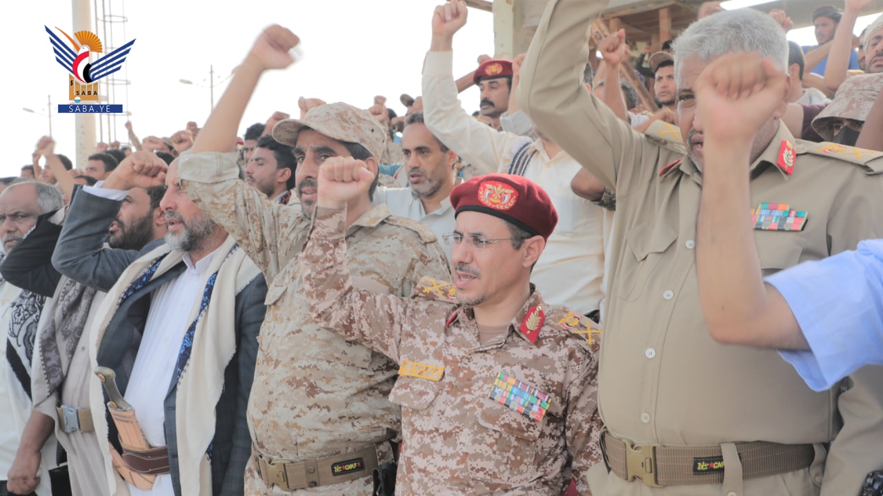 عرض عسكري لخريجي الورشة العسكرية من كتائب الدعم والاسناد بالحديدة