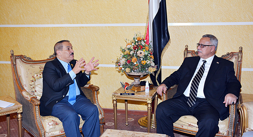 رئيس الوزراء يناقش مع وزير الخارجية جهود الوزارة إزاء المستجدات المتصلة باليمن