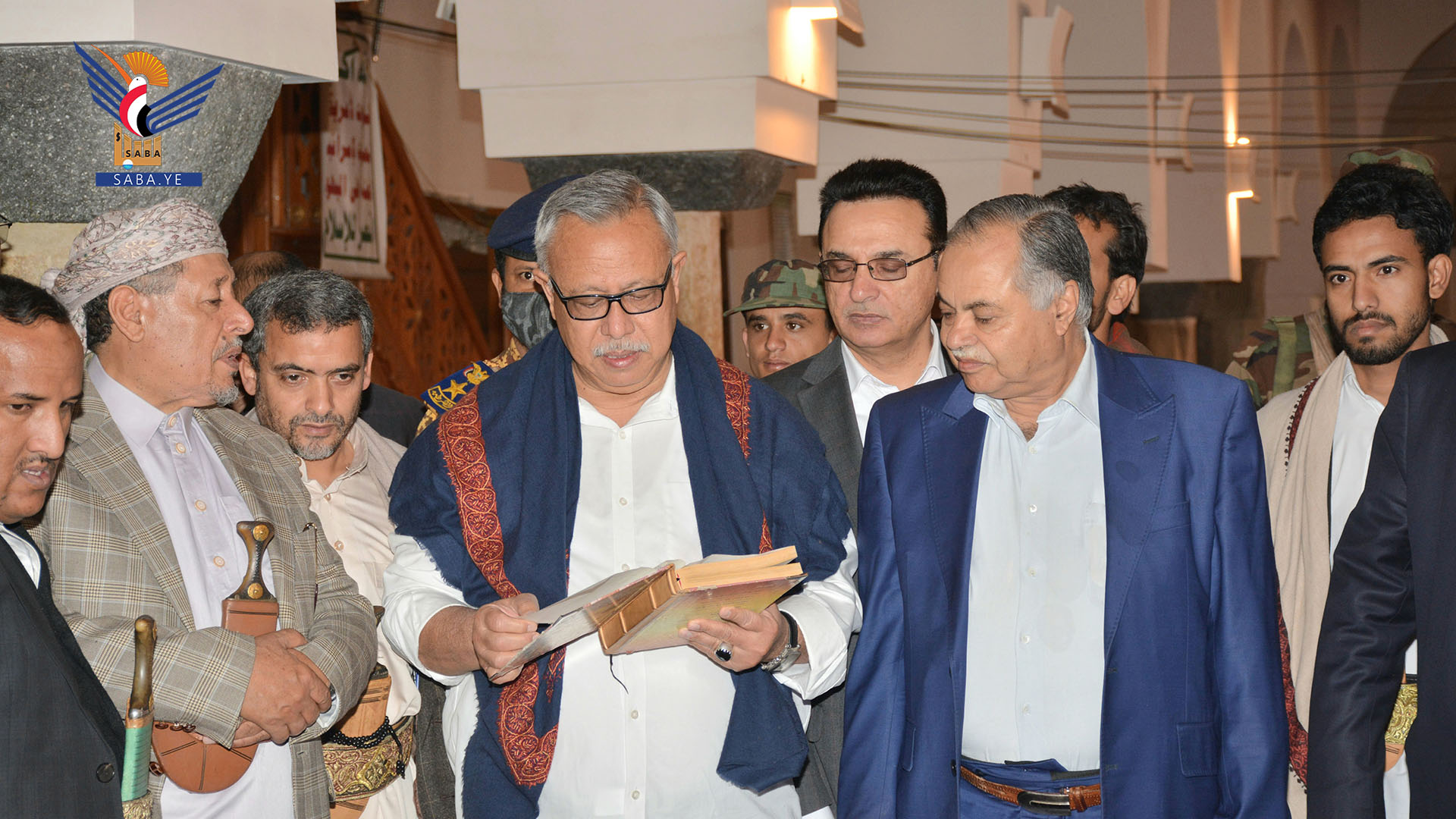 رئيس الوزراء يزور عدداً من المعالم الدينية والتاريخية بمدينة صنعاء القديمة
