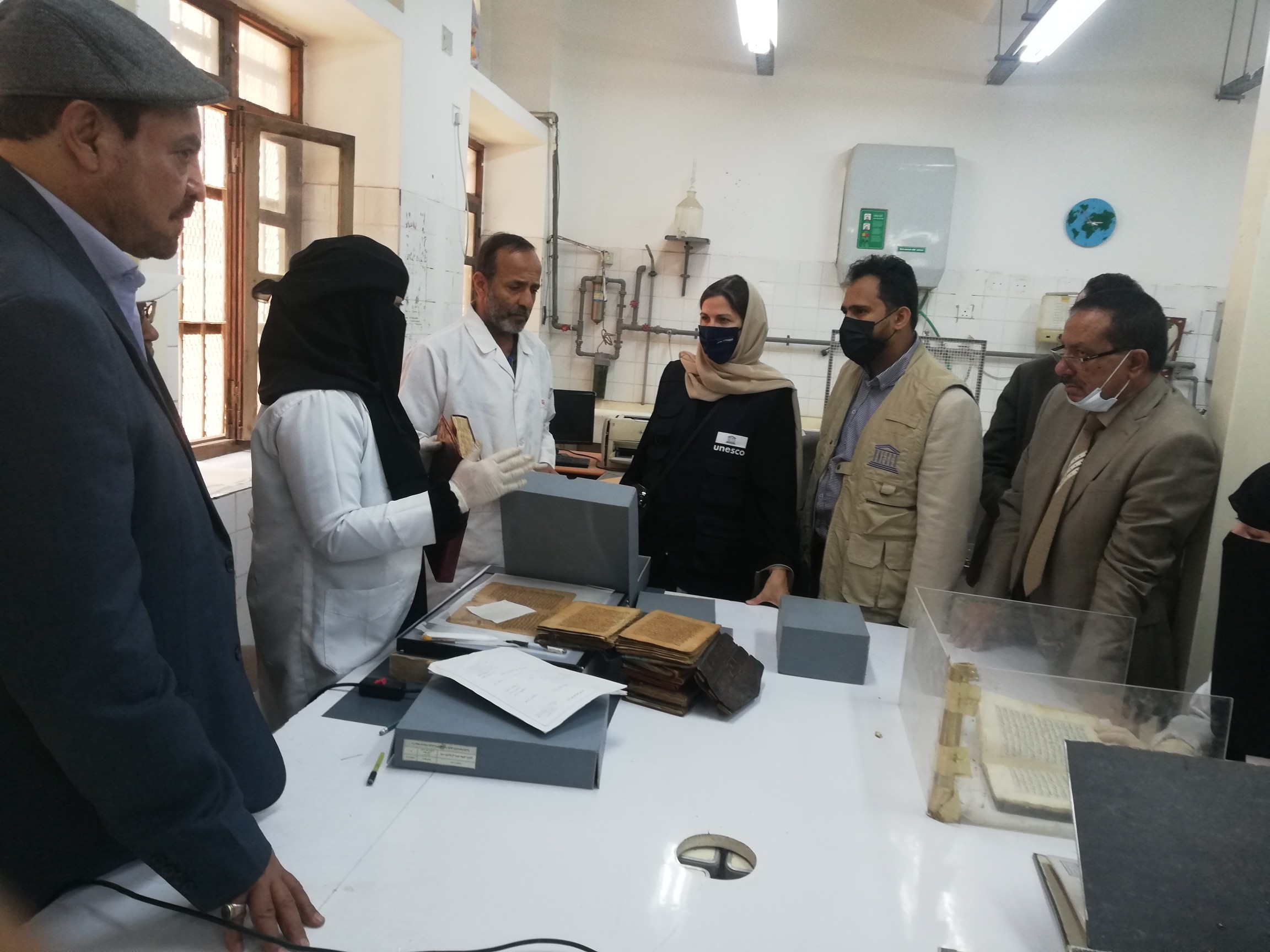 مديرة مكتب اليونسكو تزور صنعاء القديمة و دار المخطوطات