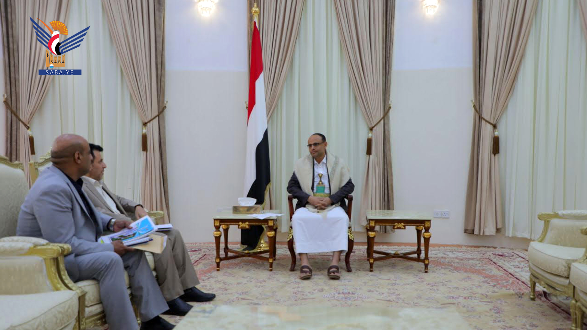الرئيس المشاط يلتقي وزير الصحة ورئيس هيئة مستشفى الثورة العام بصنعاء