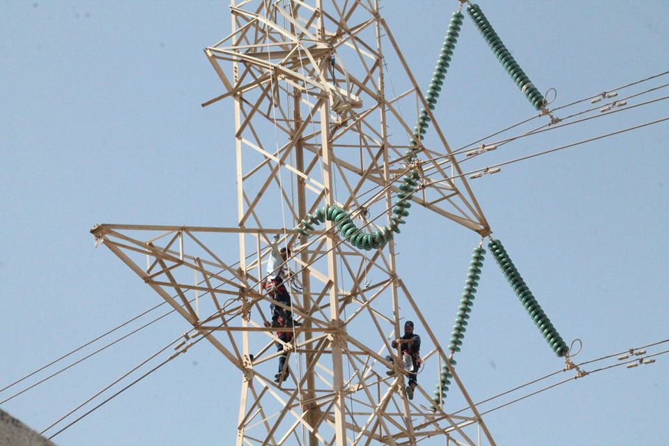 فرق الكهرباء تواصل أعمال صيانة الشبكة الوطنية وتشغيل المحولات