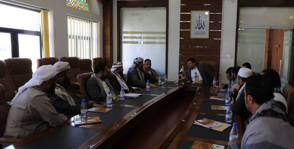 عضو السياسي الأعلى الحوثي يلتقي مشايخ السلفيين بمحافظتي إب وتعز